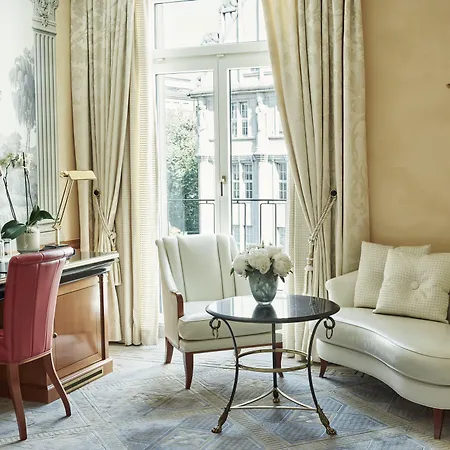 Отель Savoy Baur En 5*