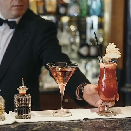 Savoy Baur En Готель 5*