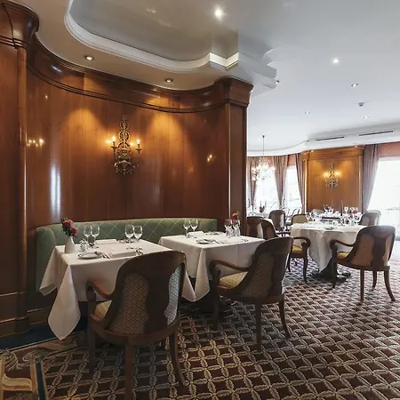 Savoy Baur En Готель 5*